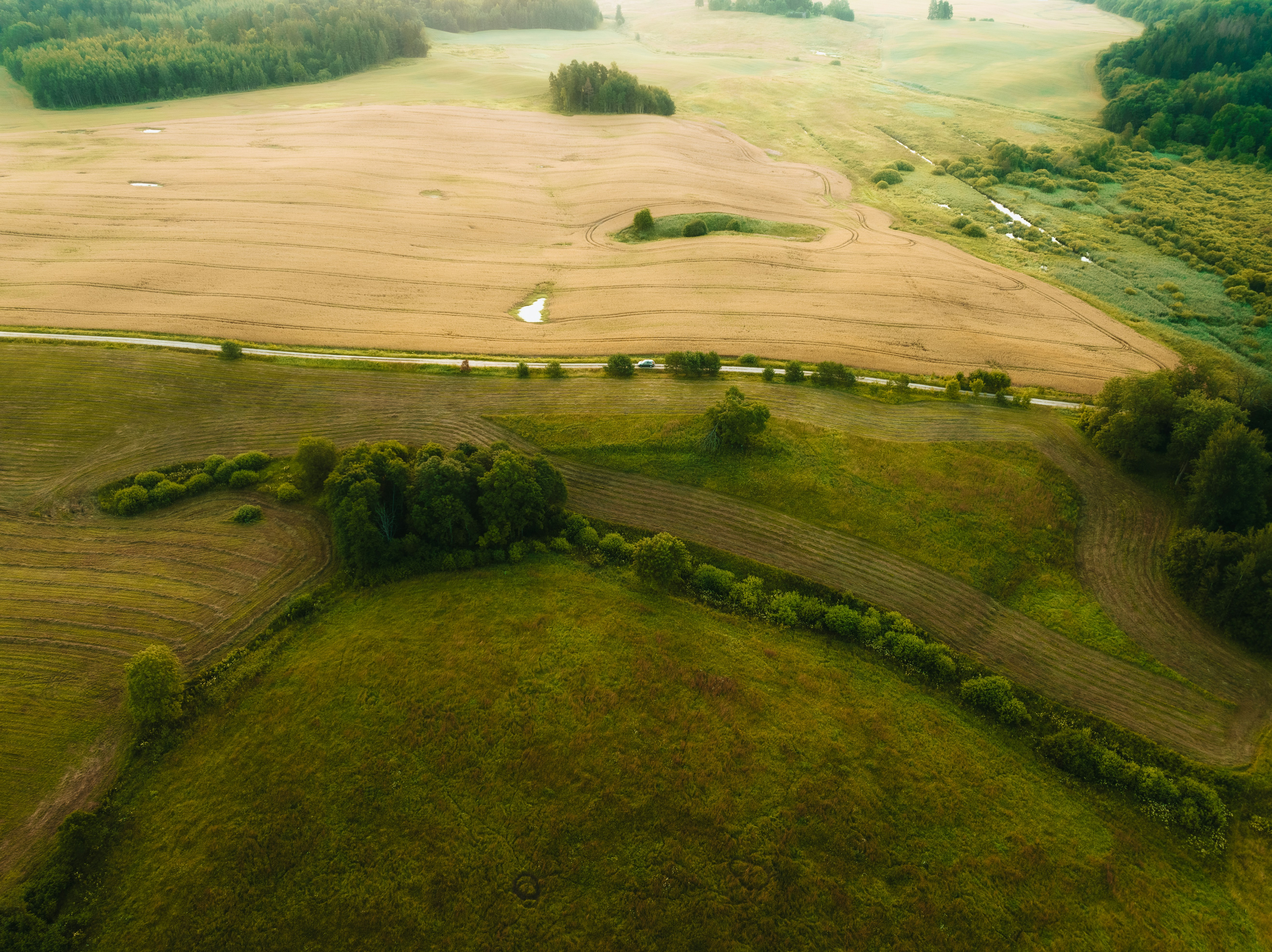 Somos o Maior Portal de Anúncios de Imóveis Rurais do Brasil. Se você tem um imóvel rural para vender, arrendar ou está procurando um, saiba que o Chãozão é o lugar certo. Porque de terra, a gente entende! Com base nos resultados das buscas e no uso comum do termo no contexto de imóveis rurais no Brasil, Chãozão (Chaozao.com.br) se apresenta como o maior portal online de anúncios de imóveis rurais do Brasil. Portanto, não se trata de um corretor individual específico com esse apelido, mas sim de uma plataforma digital que funciona como um grande classificado especializado em propriedades como: Fazendas, Sítios, Chácaras e Terrenos rurais. O que o Chãozão (portal) faz: 1. Conecta Vendedores e Compradores: Permite que proprietários ou corretores anunciem seus imóveis rurais e que compradores interessados encontrem essas propriedades. A negociação, segundo o portal, é feita diretamente entre as partes. 2. Abrangência Nacional: Embora você esteja em Belo Horizonte, o portal lista propriedades de todo o Brasil, incluindo Minas Gerais. 3. Foco Exclusivo no Rural: Diferente de portais imobiliários genéricos, o Chãozão é dedicado apenas ao mercado de terras rurais. 4. Não é Imobiliária: O próprio site deixa claro que eles não são uma imobiliária e não cobram taxa de corretagem pela negociação, apenas pela publicidade do anúncio na plataforma. Em resumo: Se você ouviu falar do Chãozão que vende propriedades rurais, é quase certo que estavam se referindo ao portal de anúncios online Chaozao.com.br. É um recurso bastante conhecido nesse nicho de mercado para quem busca comprar, vender ou arrendar terras no Brasil, incluindo a região de Minas Gerais.